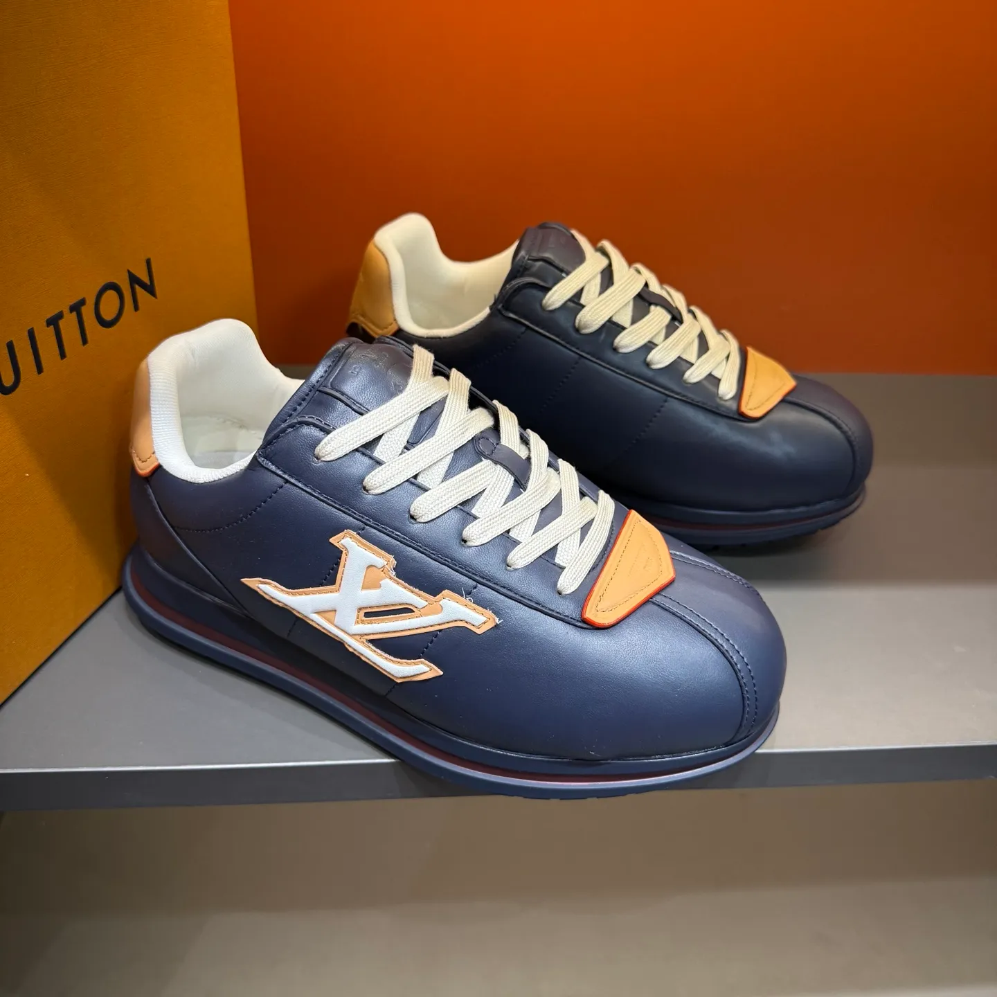 P540 Size 38-45 LV 🫏The colorful interpretation of BUTTERSOFT sneakers combines sheepskin, The colorful interpretation of LV BUTTERSOFT sneakers combines sheepskin and calfskin, bringing a super soft feel. Designed by Pharrell Williams, this '60s-inspired shoe features a padded upper that's been crafted by Louis Vuitton craftsmen to further enhance the comfort of the leather. In addition to the LV initials, it features multiple signatures, including natural leather trim and an embossed pattern of Pharrell Williams and lobster on the side, referencing the Fall/Winter 2025 men’s show. A must-have artifact for fashionistas✅